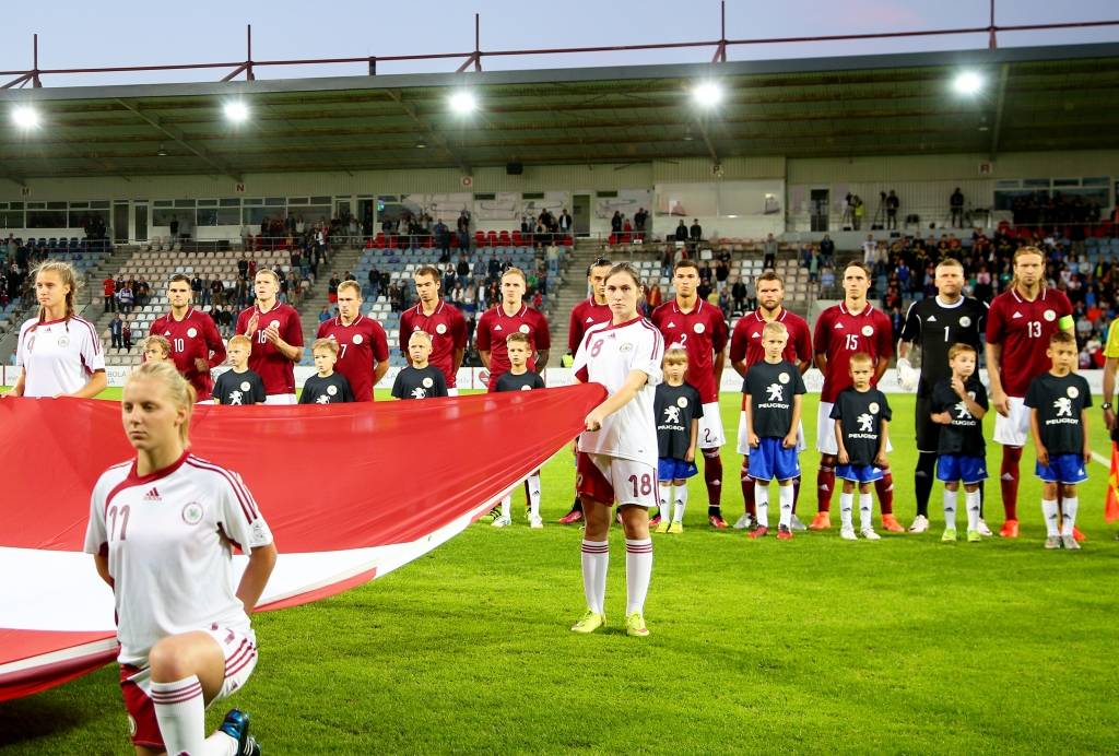 Valcēnietis pavada  Latvijas izlases spēlētāju