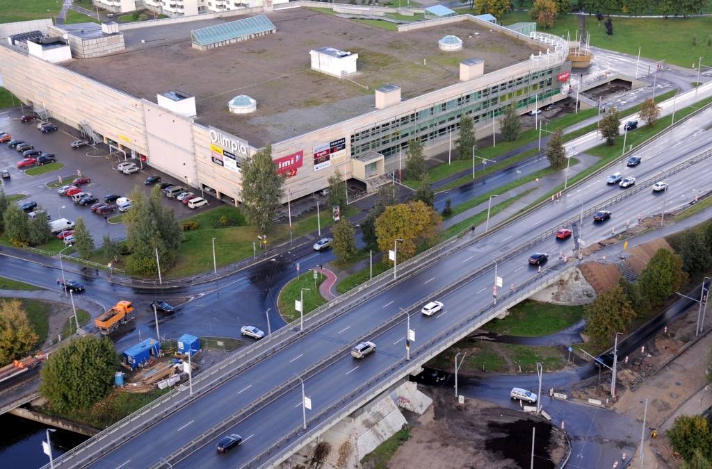 Tirdzniecības centrā Olimpia automašīnas bez maksas var novietot vairs tikai divas stundas