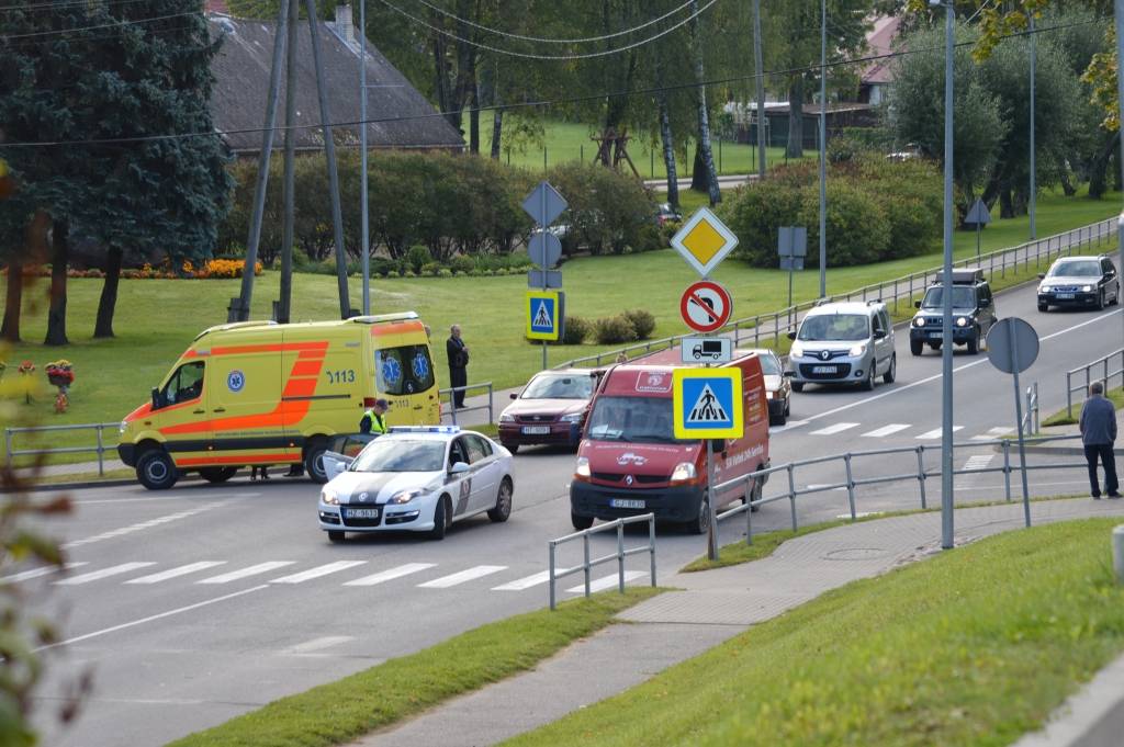 Smiltenē ceļu satiksmes negadījums  (Papildināts!) Uz gājēju pārejas uzbrauc sievietei 