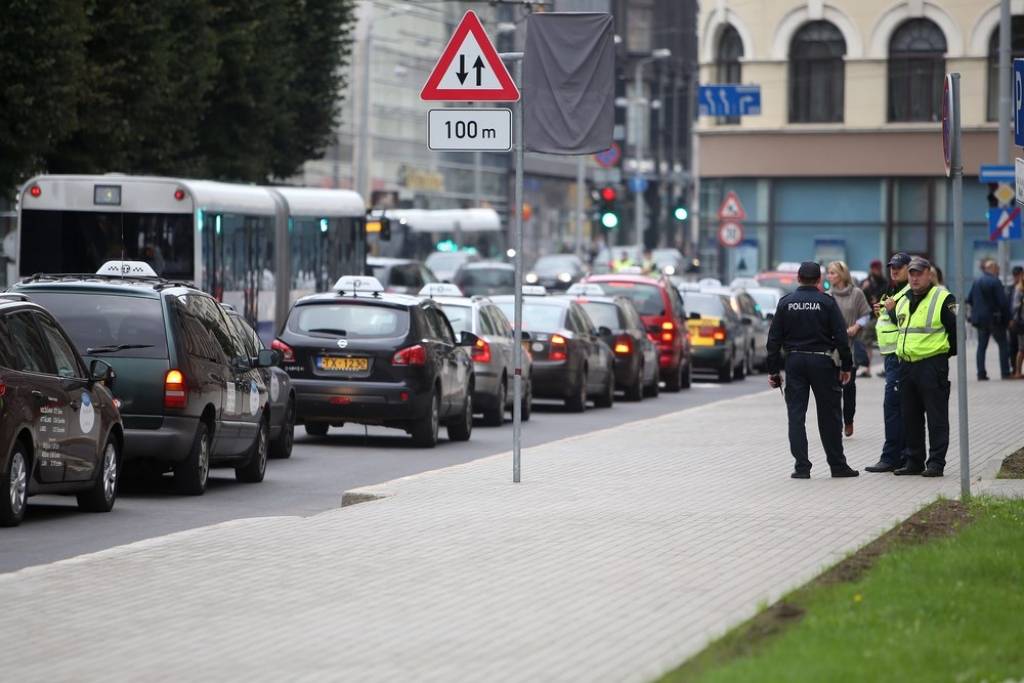 FOTO: Taksometru protesta brauciens ap Ministru kabinetu