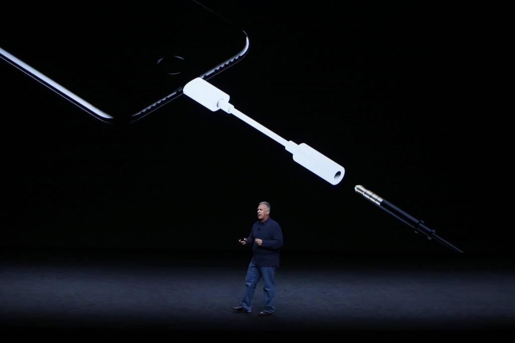 Apple fani neapmierināti ar austiņu ieejas trūkumu jaunajā iPhone
