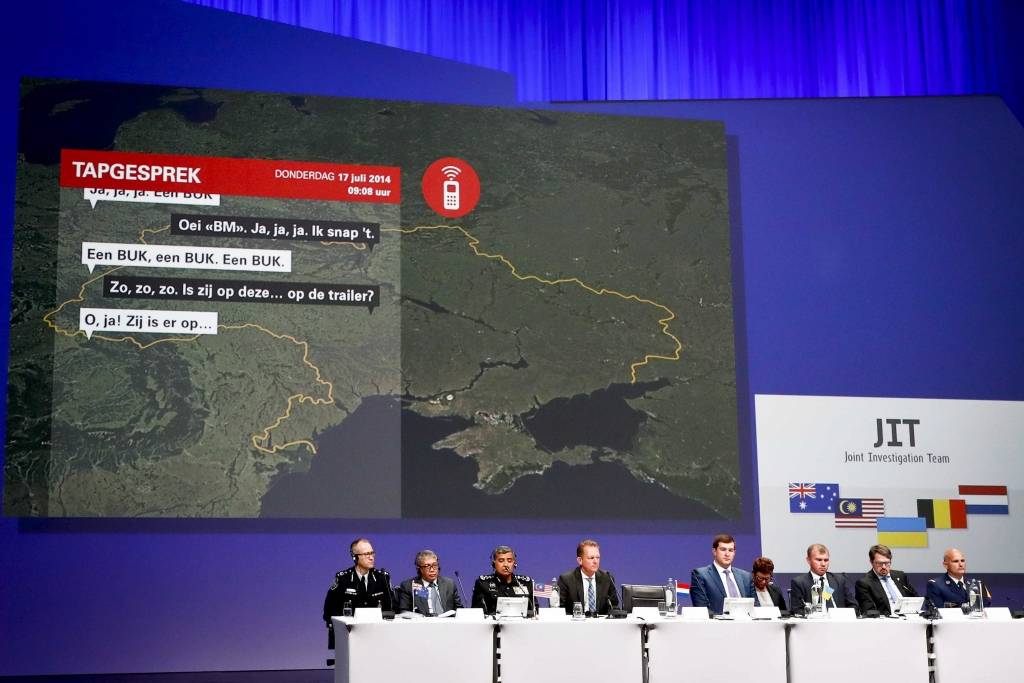 Izmeklētāji: Malaizijas lidmašīnu virs Austrumukrainas notrieca ar Krievijas raķeti (papildināts 18:01)