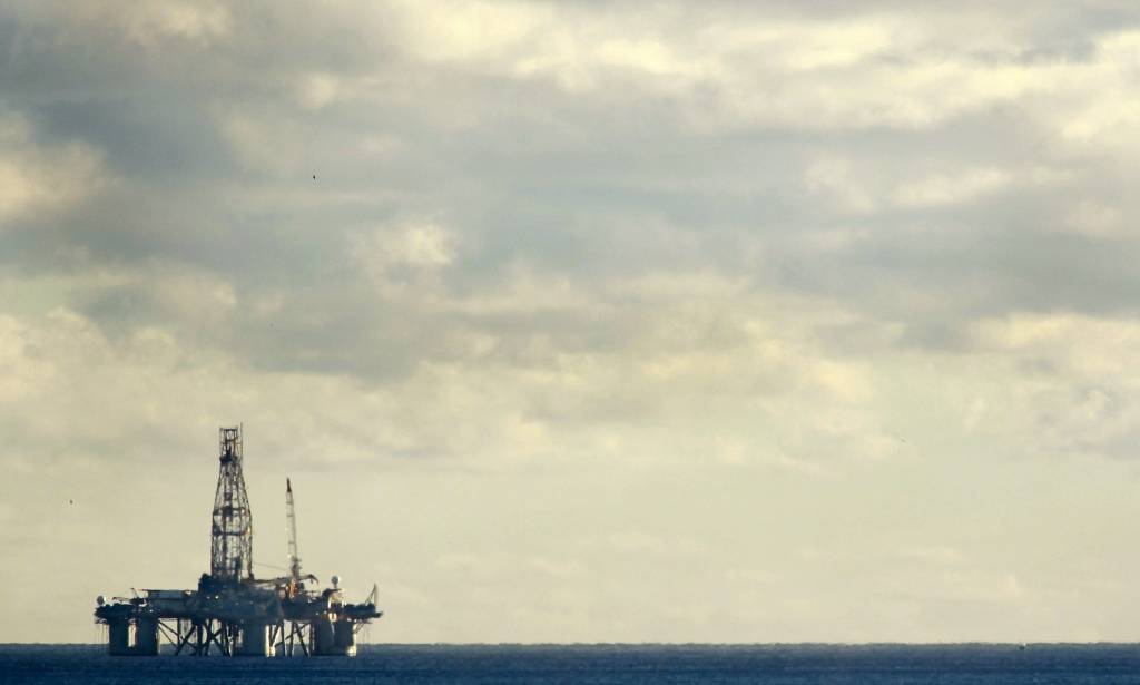 OPEC negaidīti vienojas samazināt naftas ieguves apjomu