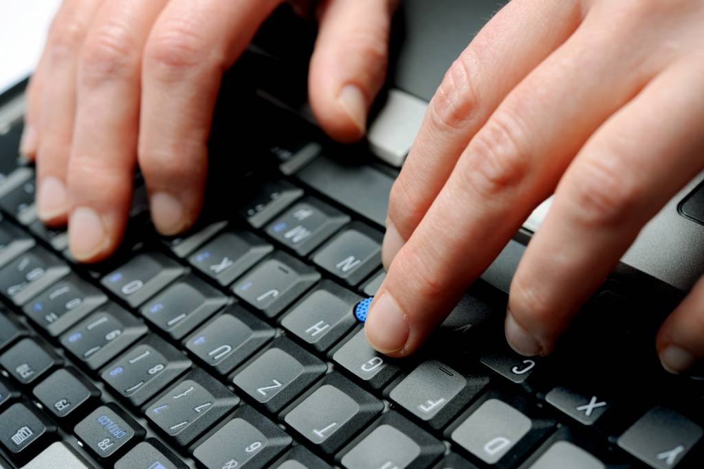 Skolnieks uzgājis skolotājas paroļu datus un e-klasē mainījis savas un klasesbiedru atzīmes