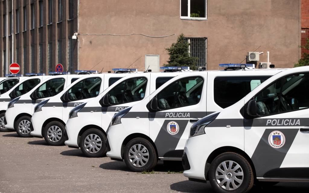 Raidījums: Automašīnu tirgotāji apkrāpuši Valsts policiju