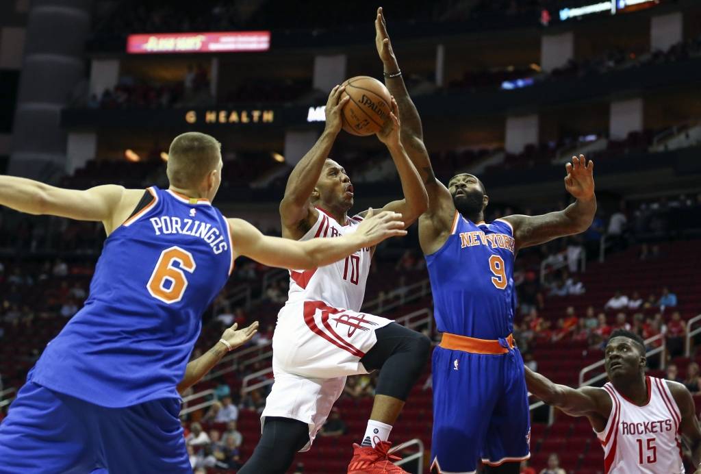 FOTO, VIDEO: Porziņģim lielisks sniegums Knicks zaudētā NBA pārbaudes spēlē