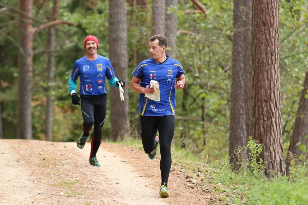 FOTO: Niedrāja ezera mežos "Azimuta" rudens maratons