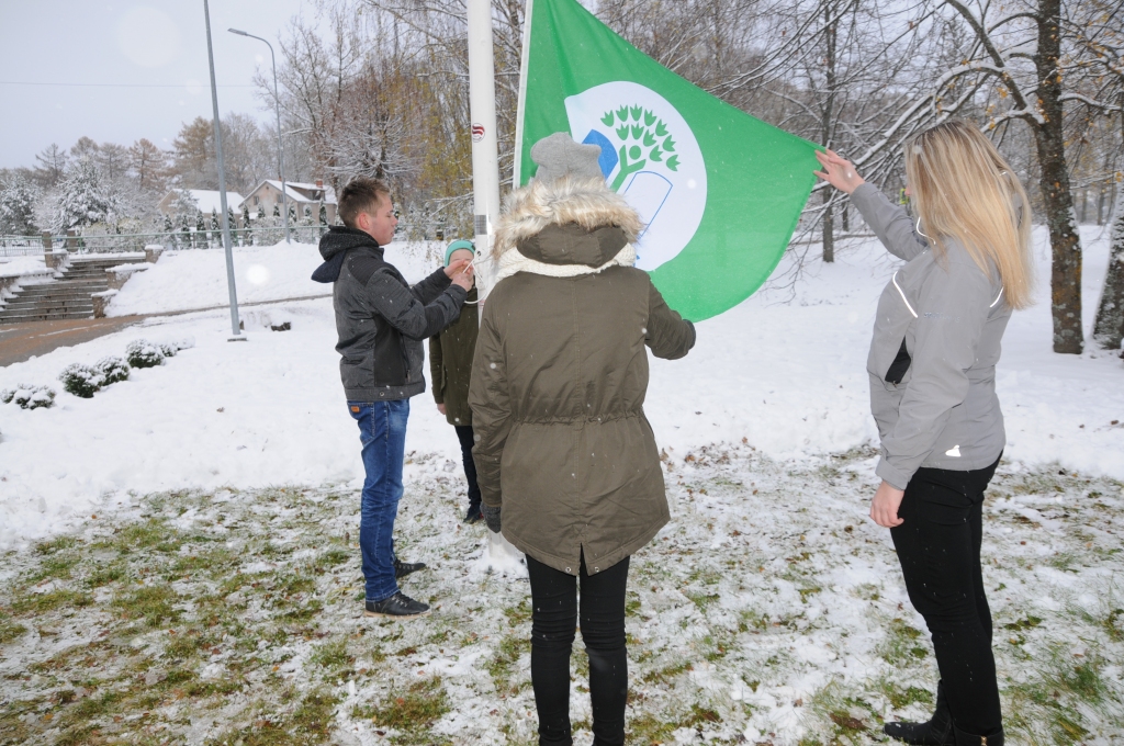 Zaļā karoga pacelšanas ceremonija Valkas Jāņa Cimzes ģimnāzijā