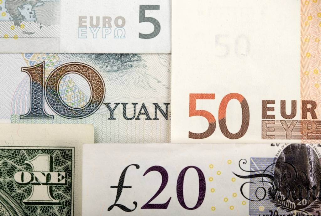 Bankas brīdina klientus par svārstīgiem valūtu tirgiem pēc vēlēšanām