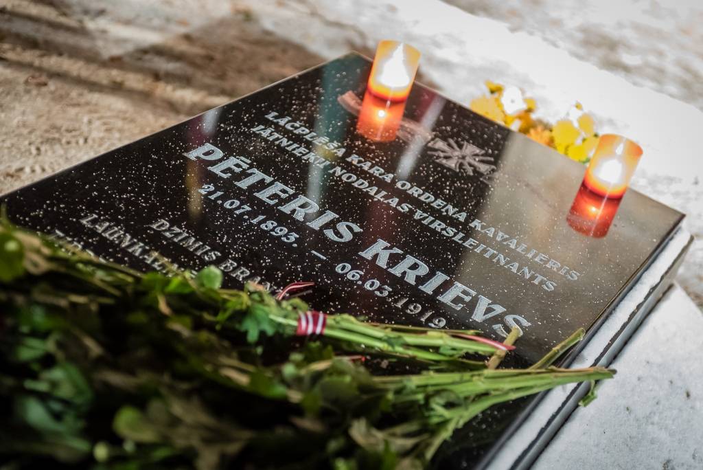 Smiltenes pilsētas kapos atjauno Pētera Krieva piemiņas plāksni