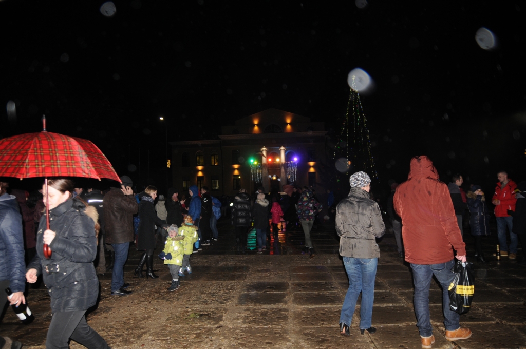 Ar krāšņu salūtu un lietus šaltīm Valkā sagaida 2017. gadu