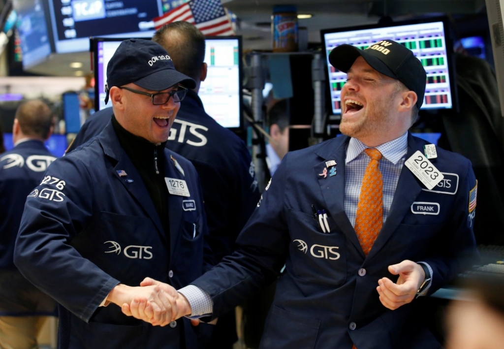 FOTO: Brokeri līksmo - Dow Jones Industrial Average sasniedz 20 000 punktu atzīmi