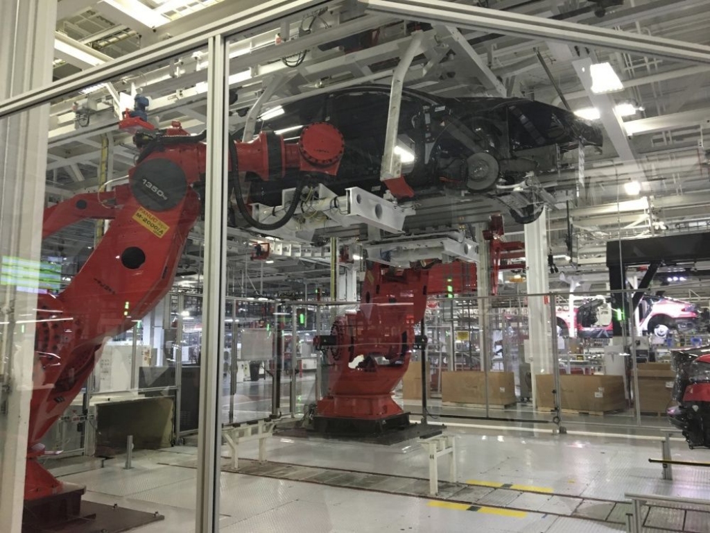 Tesla darbinieks: garas darba stundas, zems atalgojums un nedroši apstākļi