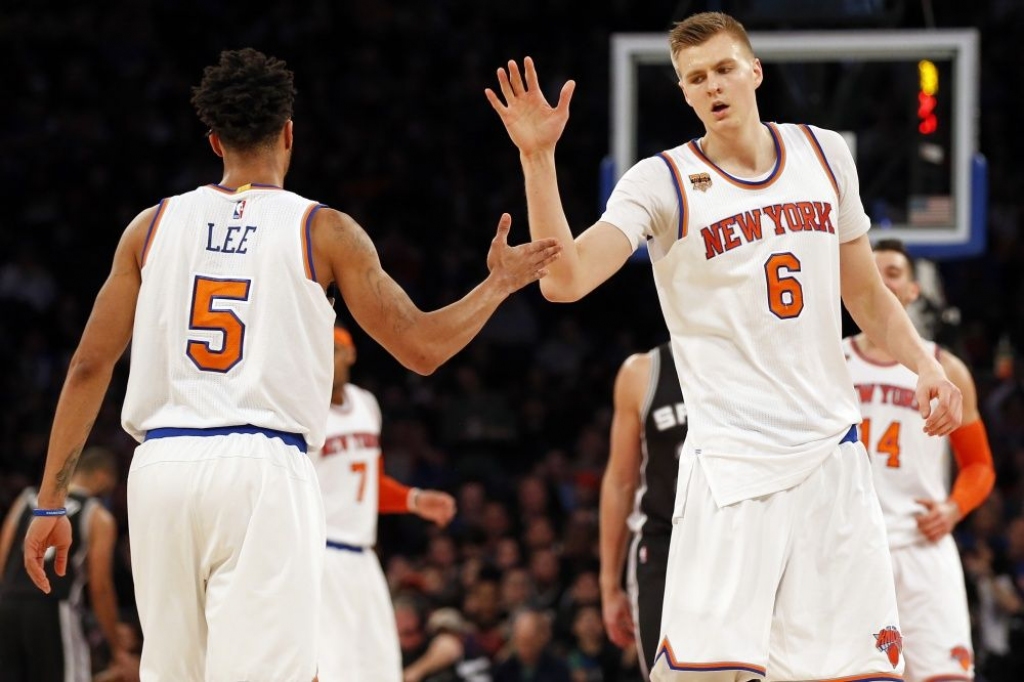 Latvijas basketbolam vēsturiskā cīņā Porziņģis un Knicks uzvar Bertāna pārstāvēto Spurs