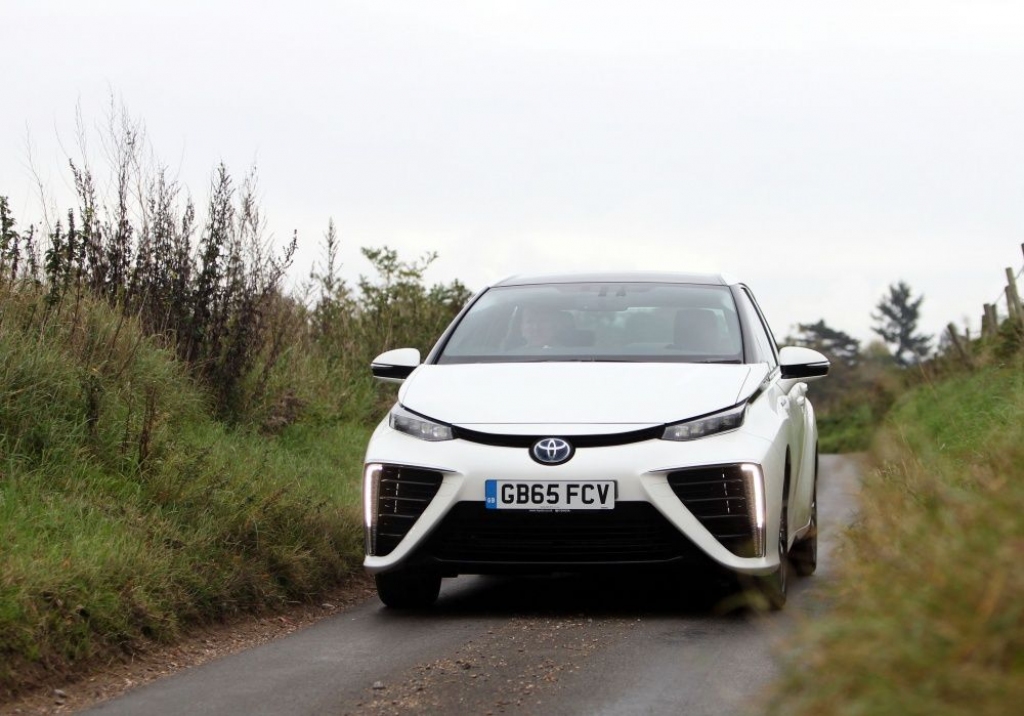 Toyota atsauc visas pārdotās ūdeņraža degvielas šūnu automašīnas Mirai