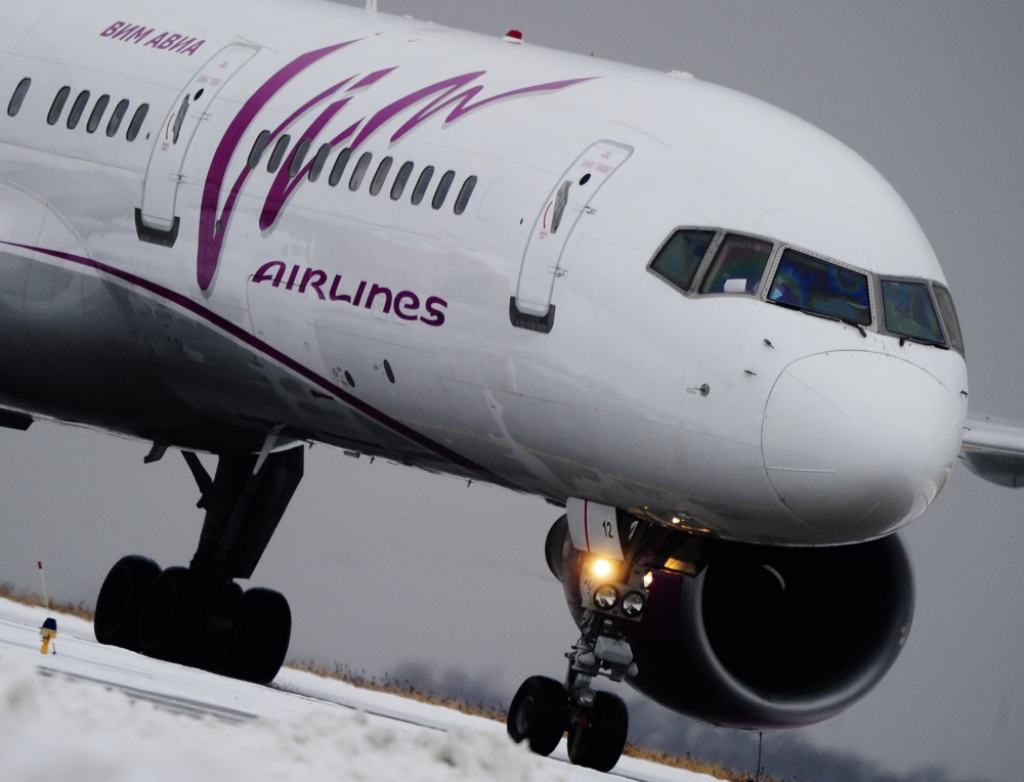 Papildināta - Lidostā Rīga saslīdējusi Vim Airlines lidmašīna; lidosta atsākusi darbu