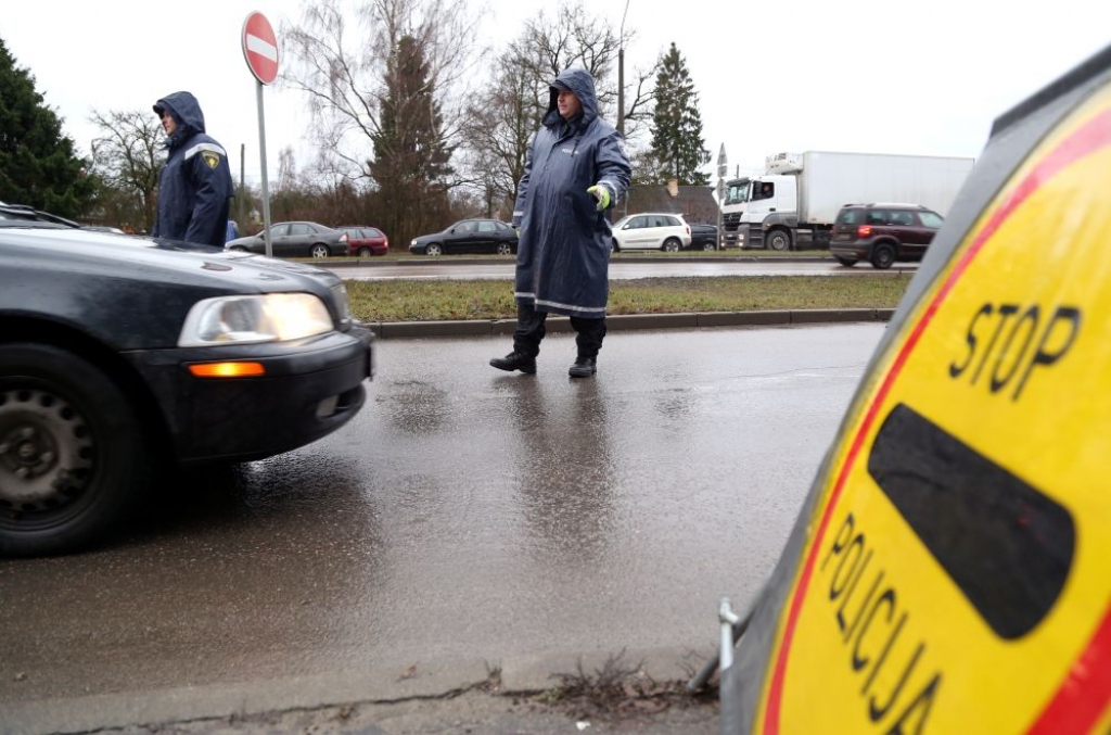 Ceļu policistus rotēs un aizliegs viņiem darba laikā makā turēt vairāk par 30 eiro