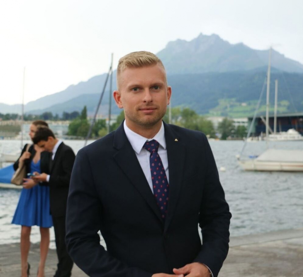 Vai pareizi motivēt savu bērnu, maksājot par labām atzīmēm?