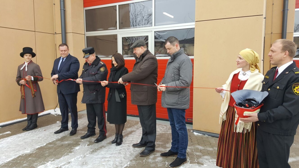 Apē svinīgi atklāts jaunuzceltais ugunsdzēsēju glābēju depo