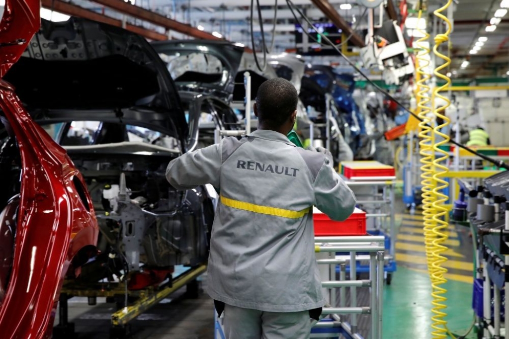 FOTO: Ieskats daļēji robotizētajā Renault Flins rūpnīcā