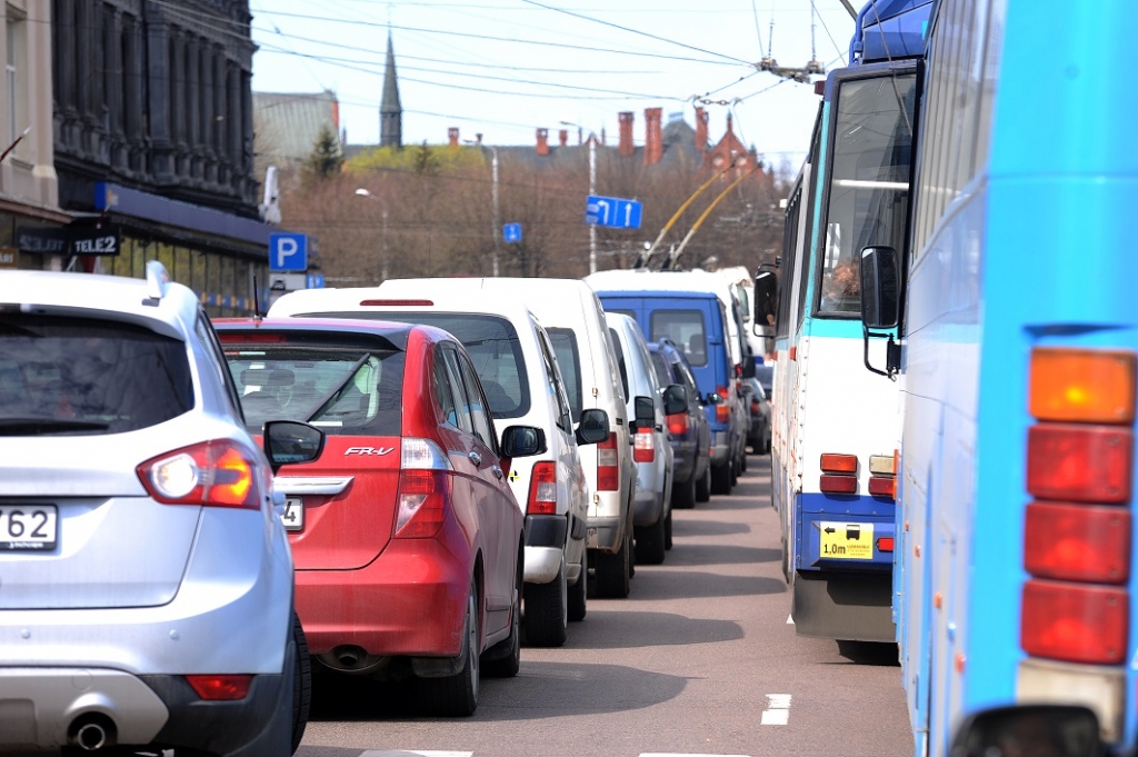 Papildināta - Par braukšanu ar ārvalstīs reģistrētu auto noformēti 37 protokoli