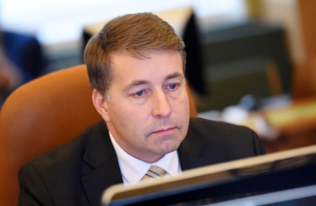 Augulis: Autoceļu sakārtošanai varētu novirzīt pensiju fondu naudu