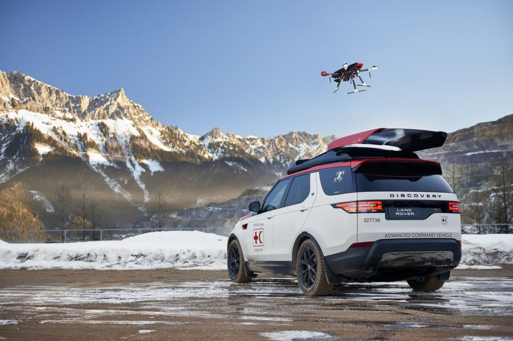 Land Rover Discovery ar dronu glābs dzīvības