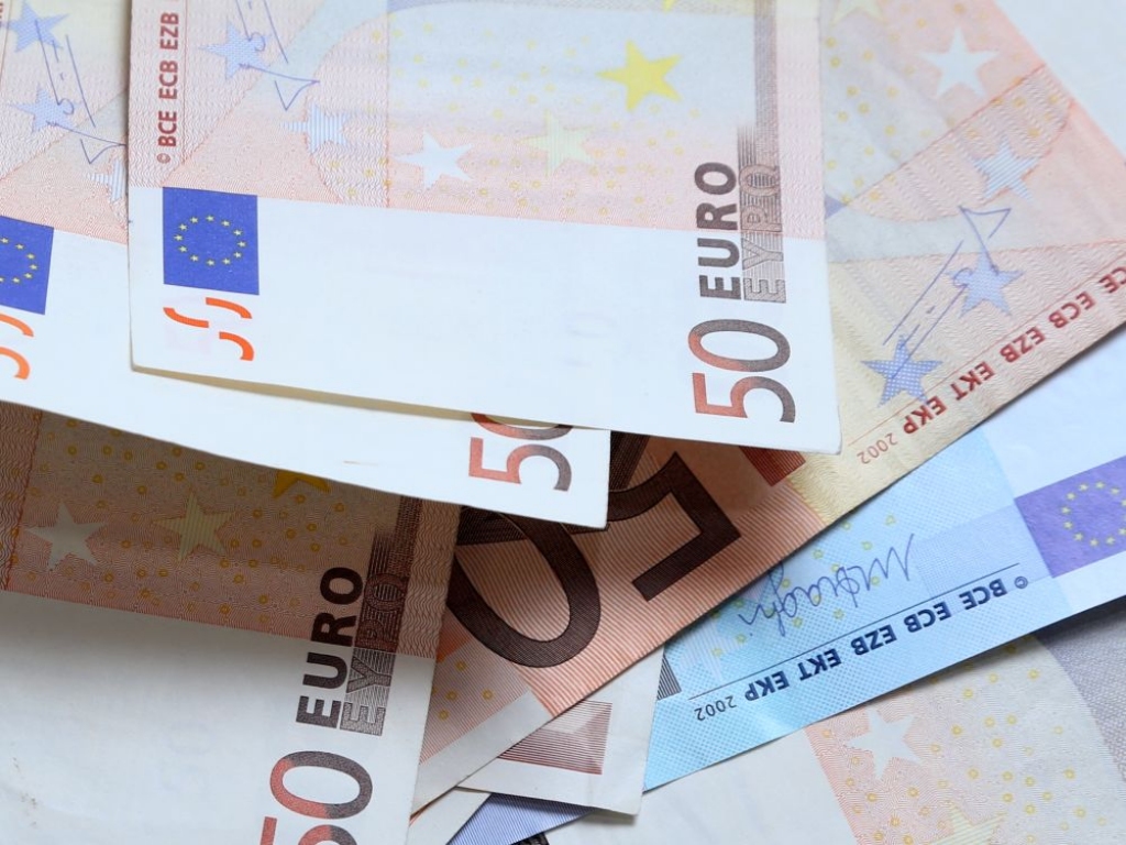 Pērn bankomātos iemaksāti 2,67 miljardi eiro