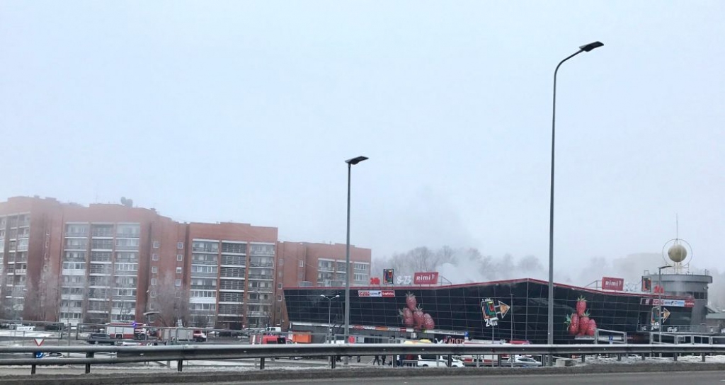 Tirdzniecības centrā Jugla izdeguši aptuveni 200 kvadrātmetri jumta un sporta zāles