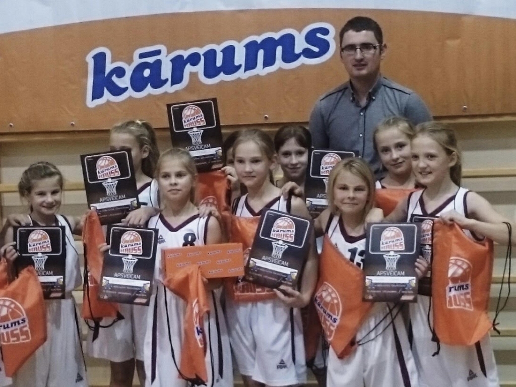 Smiltenes jaunās basketbolistes Kāruma kausā