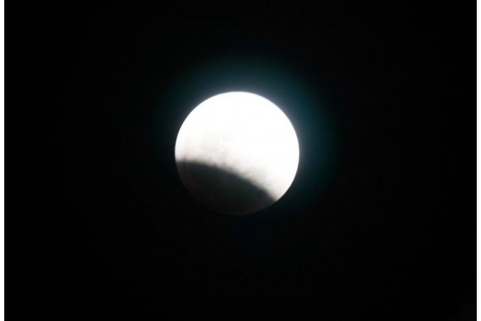 Šovakar  Latvijā būs novērojams daļējs Mēness aptumsums