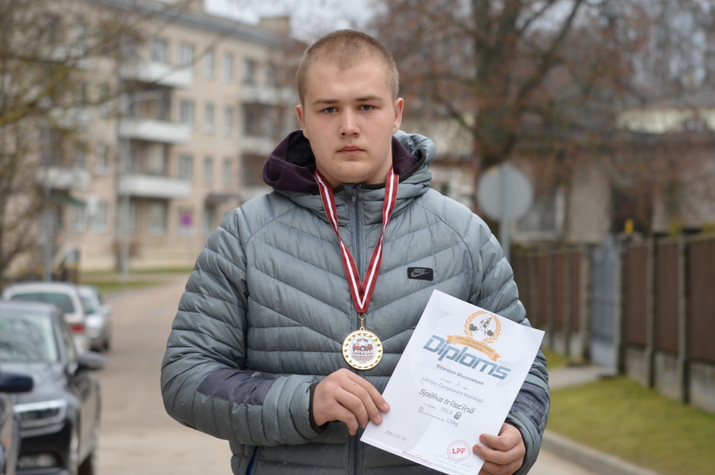 Spēka trīscīņā –   Latvijas čempions