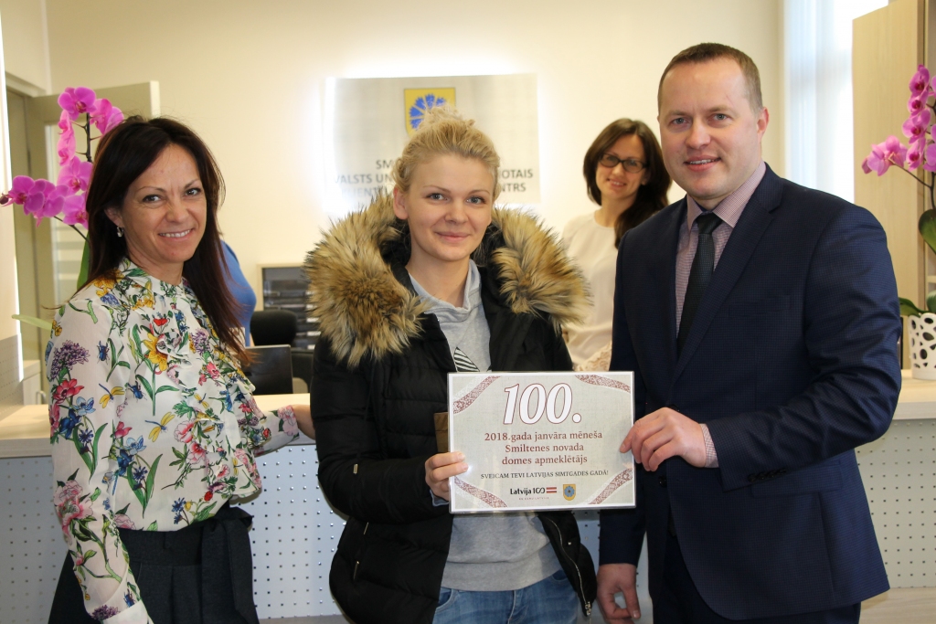 Šodien 100. Smiltenes novada VPVKAC apmeklētājs saņēma pārsteiguma dāvanu