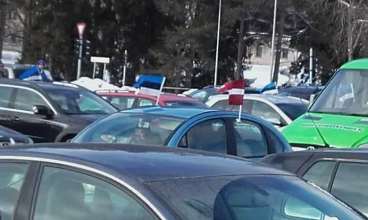 Igauņi protestējot valsts simtgadē iepērkas Latvijas veikalos