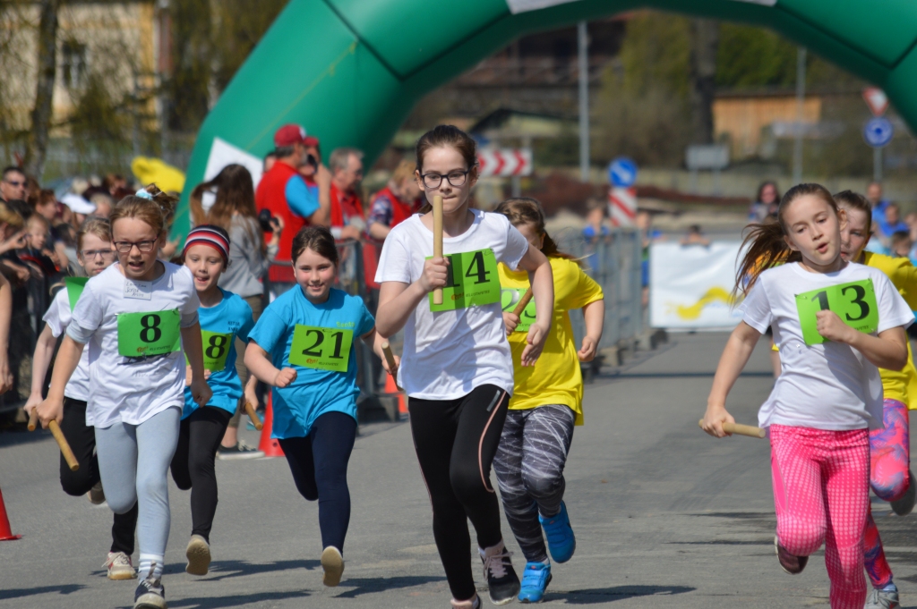 Smiltenē finišē “top” ielu stafetes 