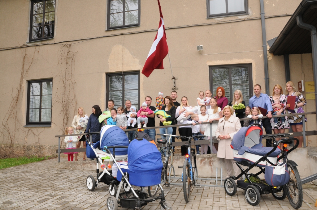 Valkā Baltā galdauta svētkos mazuļiem pasniedz simtgades sudraba vērdiņu