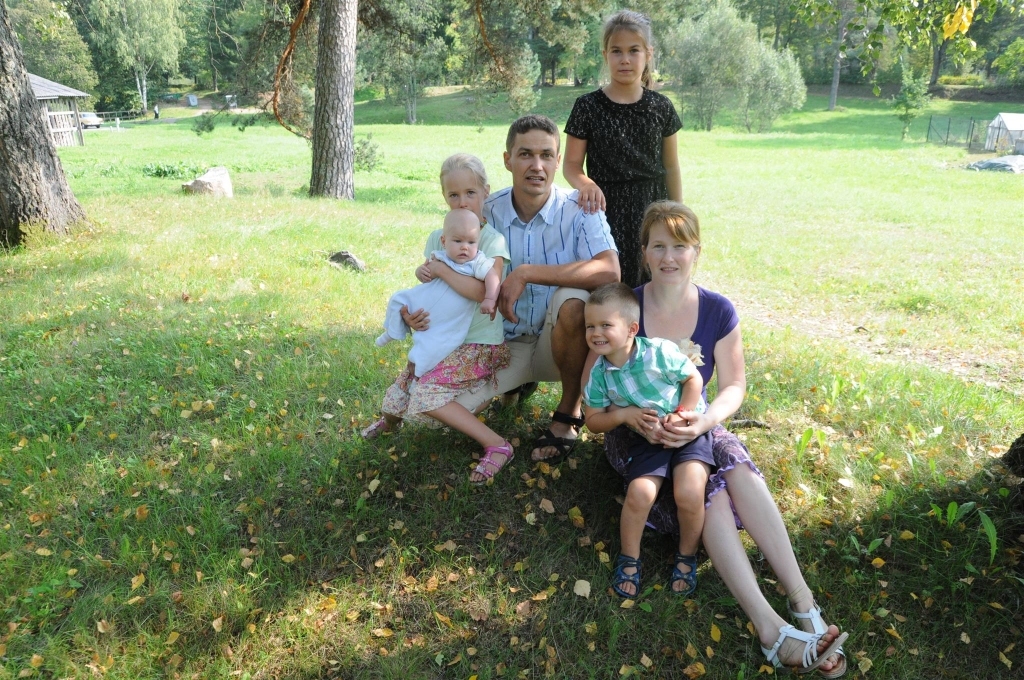 Ģimene ir vērtība. Arī tēviem - intervija ar Valkā pieprasīto fizioterapeitu Miku Mezīti pirms Tēva dienas