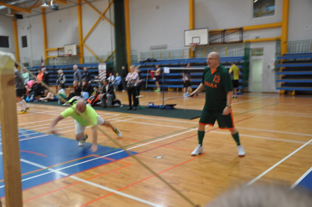 FOTO: Valkas mērs V.Krauklis piedalījies Latvijas senioru čempionātā badmintonā