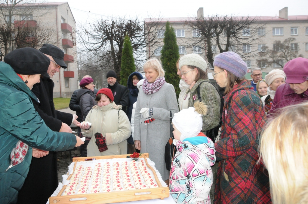 FOTO: Valkā dala Latvijas simtgades kūku