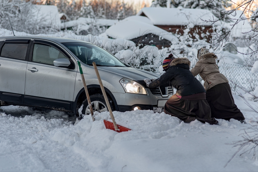 Ziemas prieki – kā rīkoties, ja automašīna iestieg sniegā?