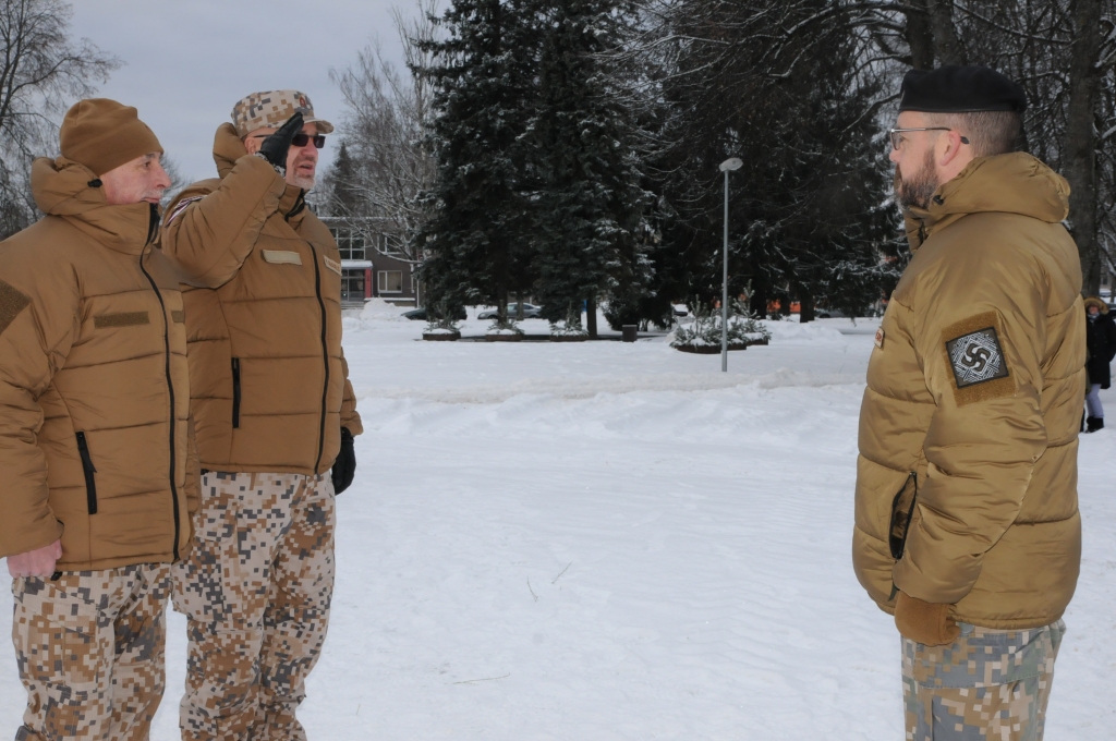 FOTO: Jaunie zemessargi Valkā pie lielizmēra Latvijas valsts karoga dod svinīgo zvērestu