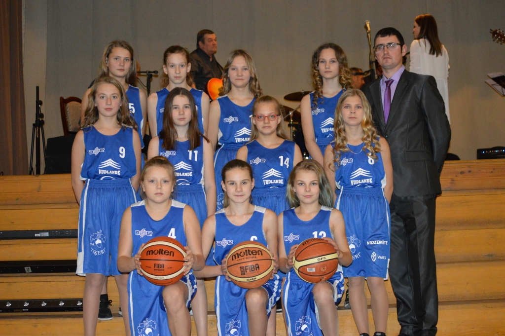 FOTO: Meiteņu basketbola apvienībai -  Gada balle