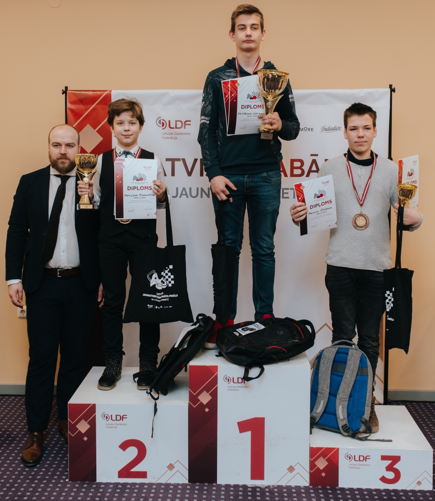 Izcīna Latvijas  čempiona titulu  64 lauciņu dambretē