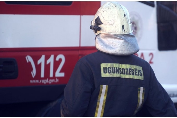 Kokapstrādes uzņēmuma teritorijā Omuļos izcēlies ugunsgrēks