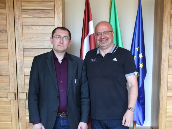 Cenšas pārliecināt ministru