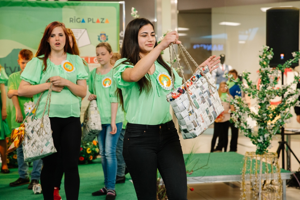 FOTO: Arī skolēni no Palsmanes internātpamatskolas prezentē pašdarinātos iepirkuma maisiņus no otrreizējām izejvielām konkursa "Es sāku ar sevi - Tīrai Latvijai" finālā