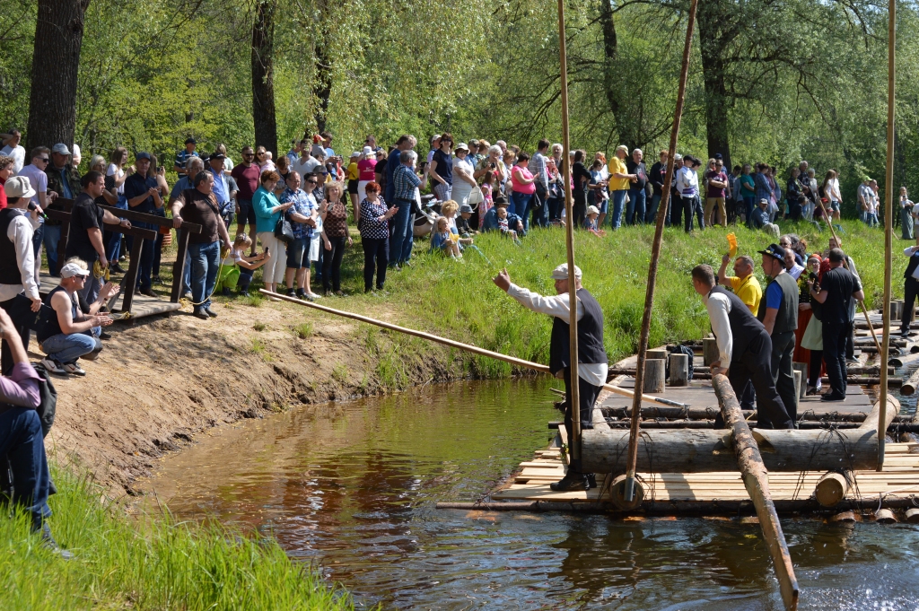 FOTO: Plosts krastā sagaidīts. Strenči svin svētkus