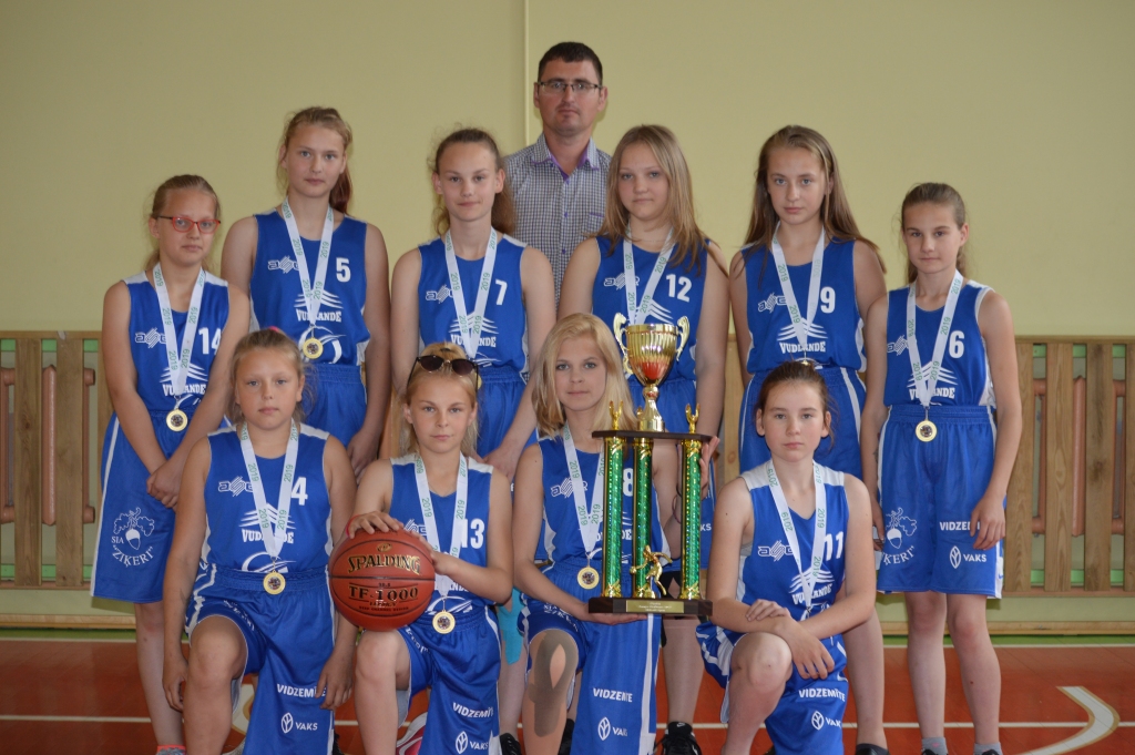 Meiteņu basketbola komanda kausu no Zviedrijas aizved uz Smilteni