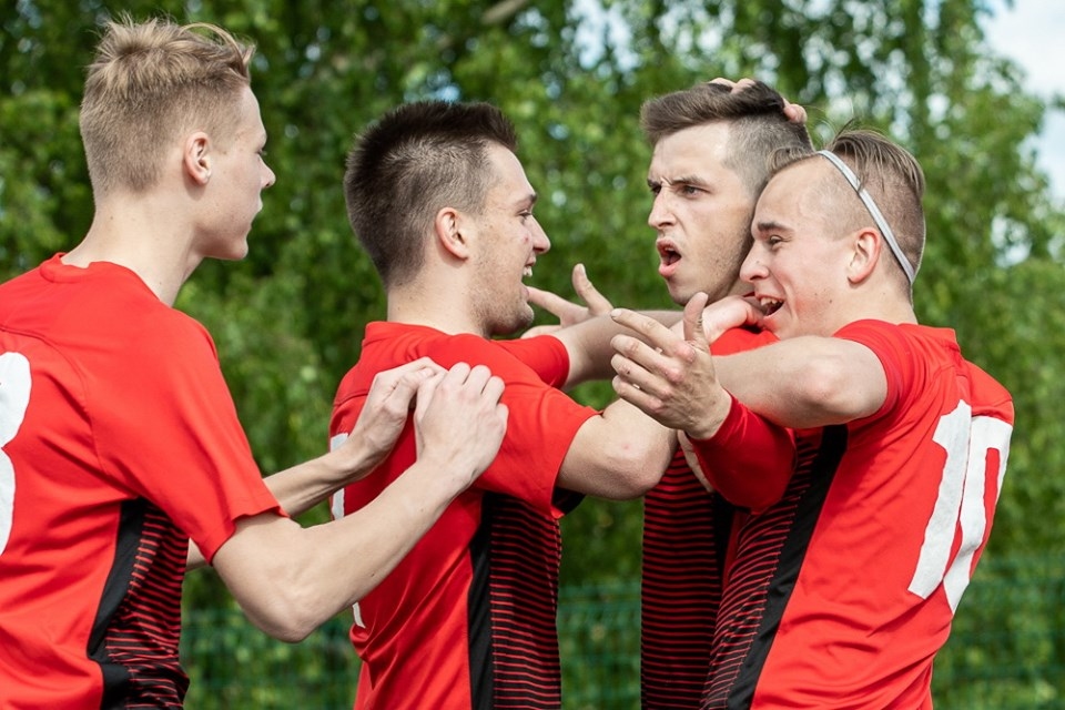 Lieliskā “Smiltene/ BJSS” futbola komanda mazākumā sakauj Rēzekni un 1. apli noslēdz labāko trijniekā