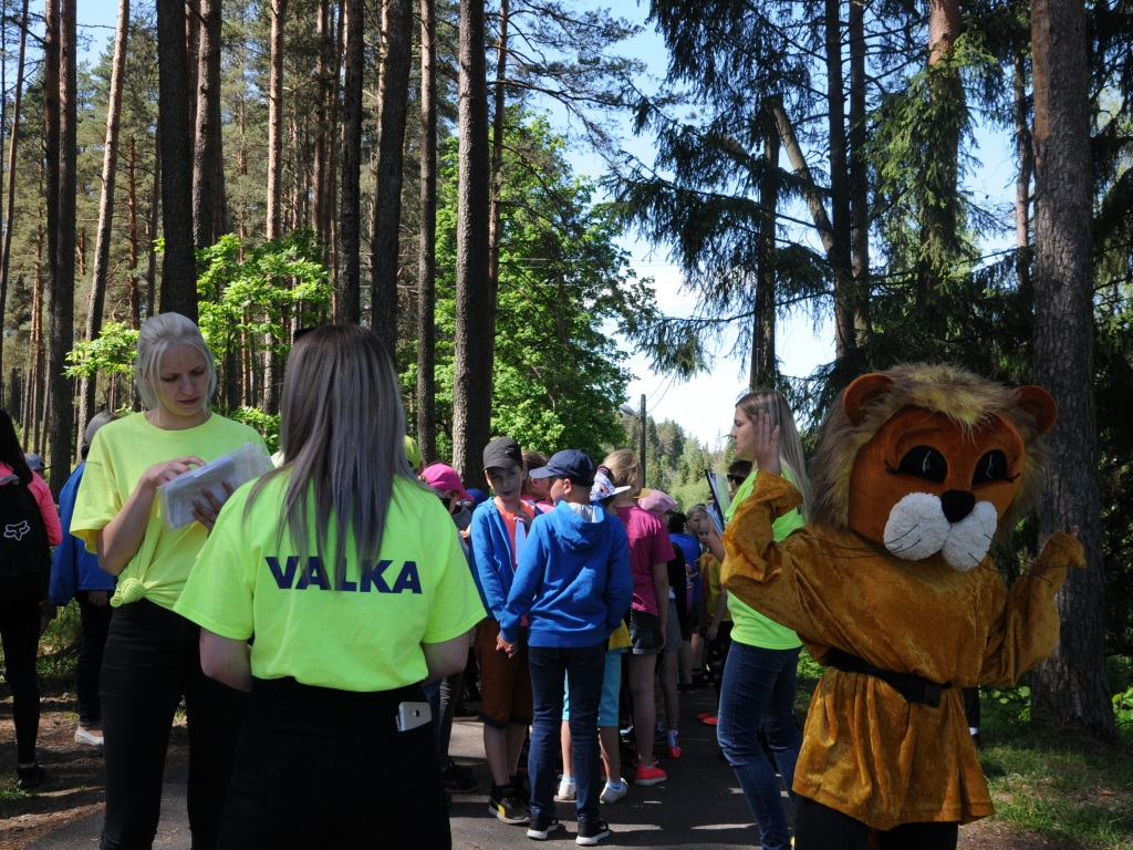 FOTO: Valkas Jāņa Cimzes ģimnāzijas skolēni un pedagogi mācību gadu noslēdz ar pasākumu "Ja tu dari, tad tu vari!"